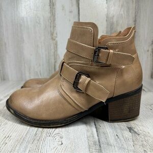 Vintage 93 Women's Size 9.5M Bryanna Tan Buckle Heeled Side Zip Ankle Boots #492
